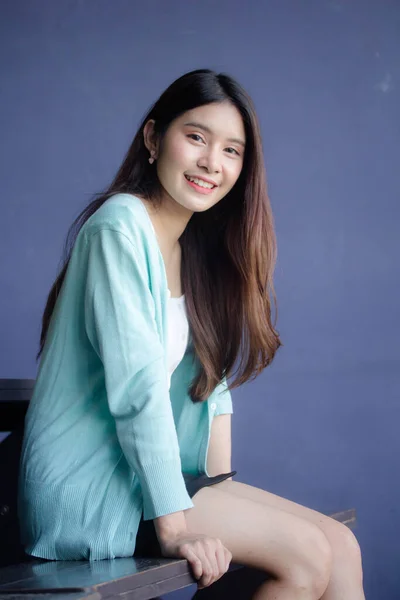 Thai Κίνα Ενηλίκων Γραφείο Κορίτσι Λευκό Πουκάμισο Χαλαρώστε Και Χαμόγελο — Φωτογραφία Αρχείου