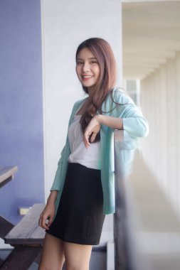 Tayland porseleni yetişkin ofis kızı beyaz gömlek rahatla ve gülümse