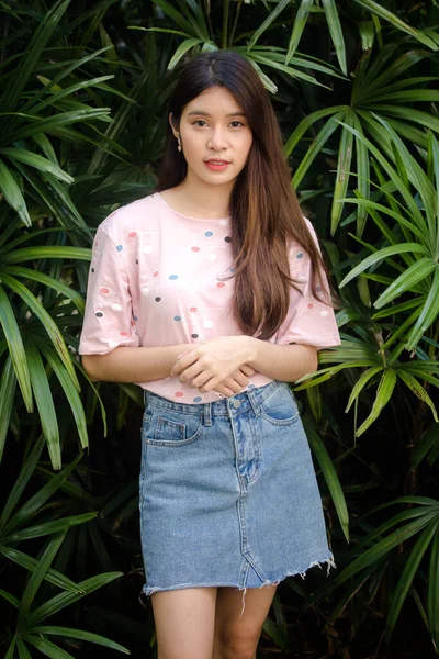 Retrato Tailandés Adulto Hermosa Chica Rosa Camisa Azul Jeans Relajarse — Foto de Stock