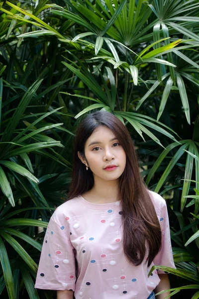泰国人的画像漂亮的女孩粉红衬衫蓝牛仔裤放松微笑 — 图库照片