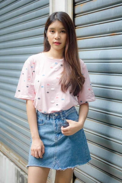 Retrato Tailandés Adulto Hermosa Chica Rosa Camisa Azul Jeans Relajarse — Foto de Stock