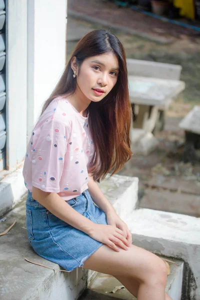 Retrato Tailandés Adulto Hermosa Chica Rosa Camisa Azul Jeans Relajarse — Foto de Stock