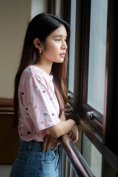 Retrato Tailandés Adulto Hermosa Chica Rosa Camisa Azul Jeans Relajarse —  Fotos de Stock