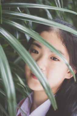 Taylandlı liseli üniformasının portresi. Genç güzel kız mutlu ve rahat.