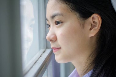 Taylandlı liseli üniformasının portresi. Genç güzel kız mutlu ve rahat.