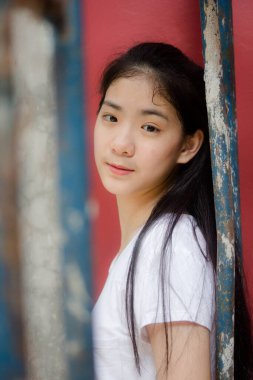 Asia Thai Teen White tişörtü Güzel kız mutlu ve rahat