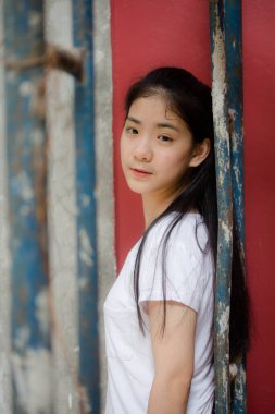 Asia Thai Teen White tişörtü Güzel kız mutlu ve rahat