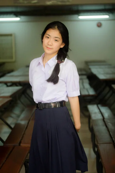 Retrato Tailandés Estudiante Secundaria Uniforme Adolescente Hermosa Chica Feliz Relajarse —  Fotos de Stock