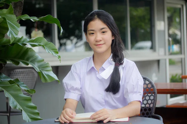 Asia Tailandesa Escuela Secundaria Estudiante Uniforme Hermosa Chica Leer Libro — Foto de Stock