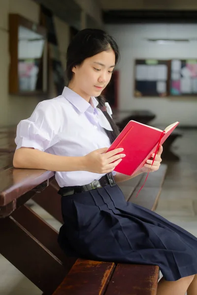 Asya Taylandlı Lise Öğrencisi Üniforması Güzel Kız Bir Kitap Okumuş — Stok fotoğraf