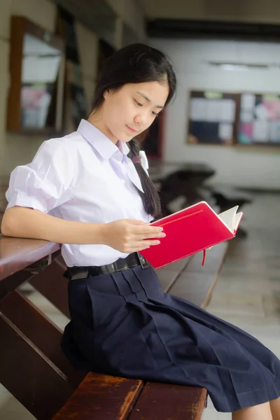 Azjatyckie Tajskie Liceum Student Mundur Piękna Dziewczyna Czytać Książkę — Zdjęcie stockowe