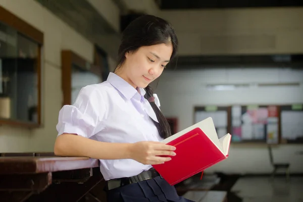 Ασία Thai Γυμνάσιο Στολή Μαθητή Όμορφο Κορίτσι Διαβάσει Ένα Βιβλίο — Φωτογραφία Αρχείου