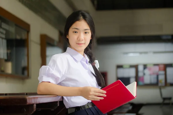 Asya Taylandlı Lise Öğrencisi Üniforması Güzel Kız Bir Kitap Okumuş — Stok fotoğraf