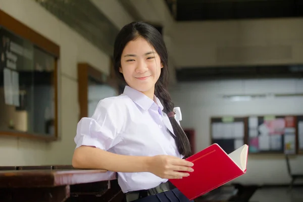 Ασία Thai Γυμνάσιο Στολή Μαθητή Όμορφο Κορίτσι Διαβάσει Ένα Βιβλίο — Φωτογραφία Αρχείου