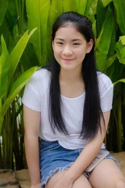 アジアタイティーンホワイトTシャツ美しいです女の子幸せとリラックス — ストック写真