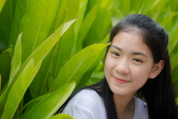 Ásia Tailandês Adolescente Branco Shirt Bela Menina Feliz Relaxar — Fotografia de Stock