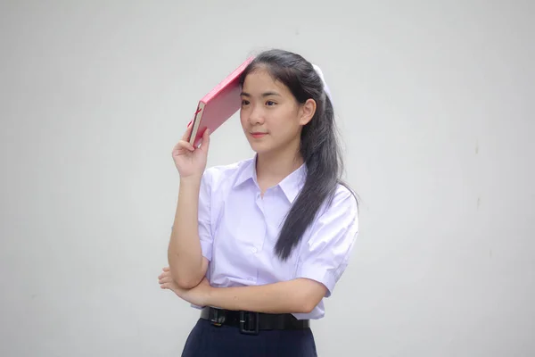 亚洲高中学生制服漂亮女孩和一本书 — 图库照片