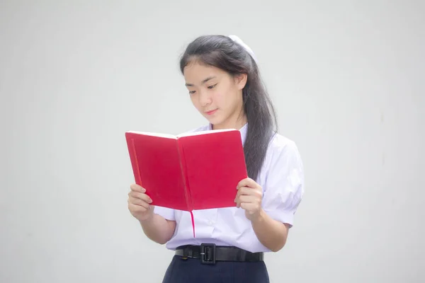 アジアタイ高校生制服美少女本を読む — ストック写真