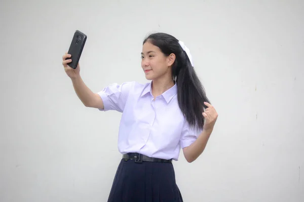 Retrato Tailandés Estudiante Secundaria Uniforme Hermosa Chica Usando Teléfono Inteligente —  Fotos de Stock