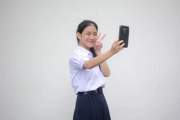 Portrett Den Thailandske Studentuniformen Vakker Jente Med Smarttelefonen Selfie – stockfoto