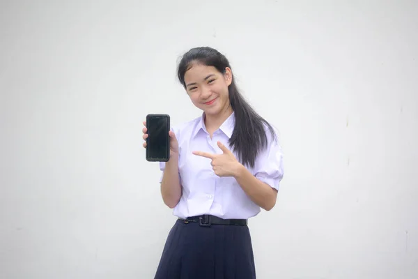 泰国人高中学生制服的肖像 少女漂亮女孩展示她的手机 — 图库照片