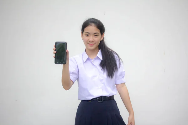 泰国人高中学生制服的肖像 少女漂亮女孩展示她的手机 — 图库照片