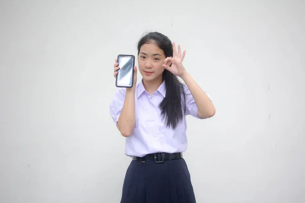 タイの高校生制服ティーン美しいです女の子ショー彼女の電話 — ストック写真