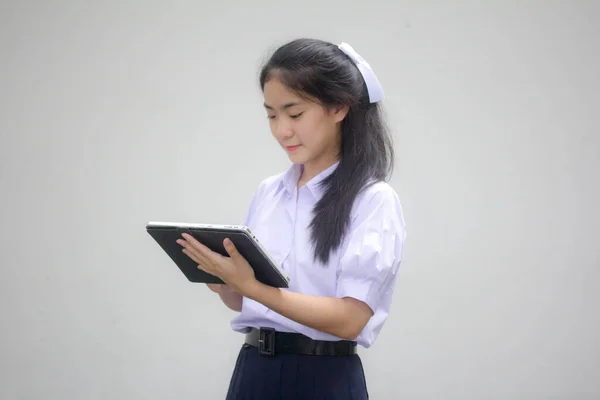 Portret Tajskiej Uczennicy Szkoły Średniej Mundur Piękna Dziewczyna Pomocą Tabletu — Zdjęcie stockowe