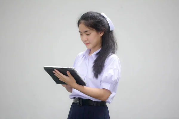 Retrato Tailandés Estudiante Secundaria Uniforme Hermosa Chica Usando Tableta —  Fotos de Stock