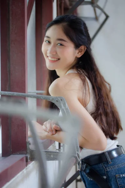 Retrato Tailandês China Adulto Linda Menina Camisa Branca Jeans Azul — Fotografia de Stock
