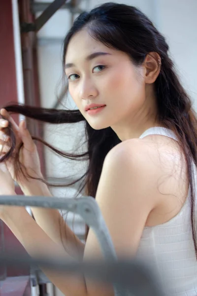 Tayland Portresi Yetişkin Güzel Kız Beyaz Gömlek Mavi Kot Rahatla — Stok fotoğraf