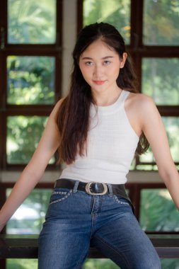 Tayland portresi yetişkin güzel kız beyaz gömlek mavi kot rahatla ve gülümse