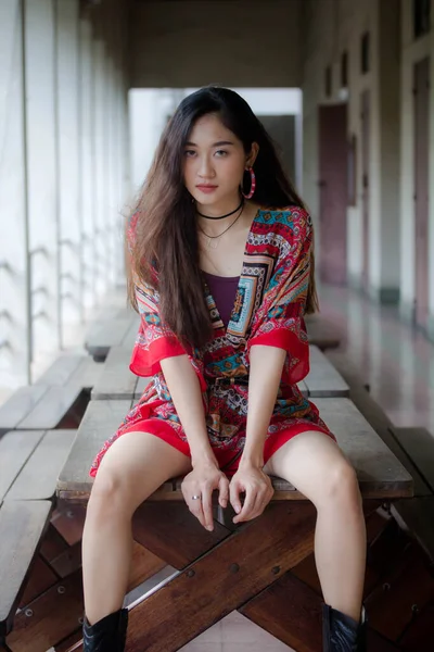 Retrato Tailandês China Adulto Boêmio Menina Relaxar Sorrir — Fotografia de Stock