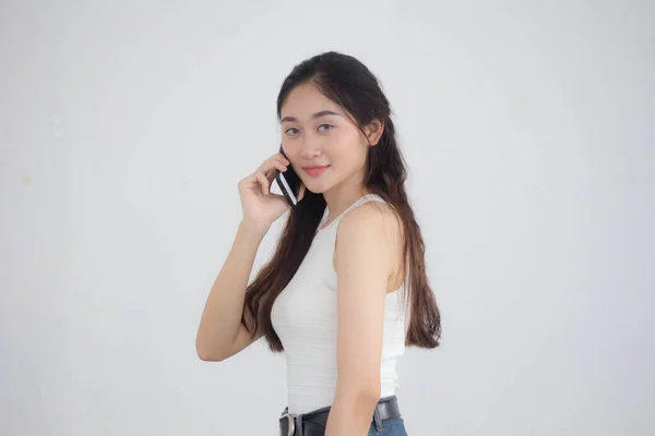 タイの肖像中国大人の美しい女の子白いシャツブルージーンズと呼ばれるスマートフォン — ストック写真