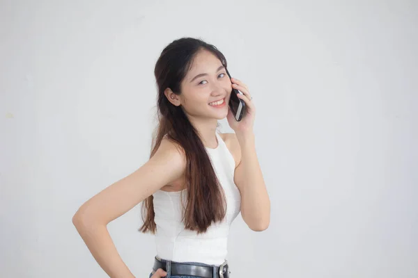 泰国人成人漂亮女孩的画像白衬衫蓝色牛仔裤打电话给智能手机 — 图库照片