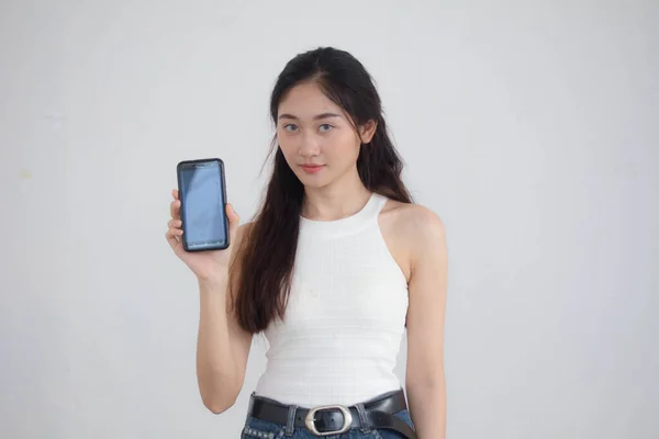 タイの肖像中国大人美しいです女の子白いシャツブルージーンズショー彼女のスマートフォン — ストック写真