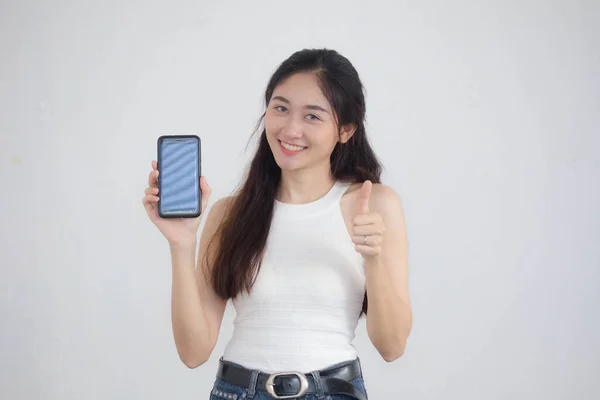 タイの肖像中国大人美しいです女の子白いシャツブルージーンズショー彼女のスマートフォン — ストック写真