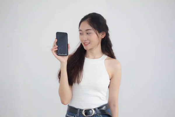 タイの肖像中国大人美しいです女の子白いシャツブルージーンズショー彼女のスマートフォン — ストック写真