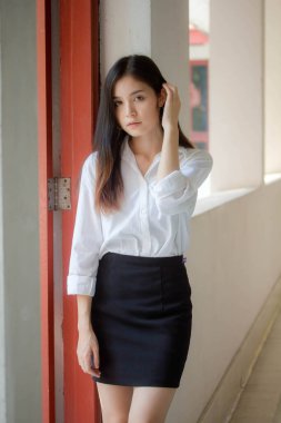 Tayland porseleni yetişkin ofis kızı beyaz gömlek rahatla ve gülümse