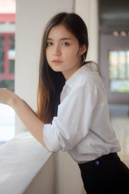 Tayland porseleni yetişkin ofis kızı beyaz gömlek rahatla ve gülümse