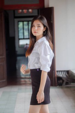 Tayland porseleni yetişkin ofis kızı beyaz gömlek rahatla ve gülümse