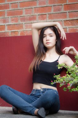 Tayland portresi yetişkin güzel kız siyah gömlek mavi kot pantolon rahatla ve gülümse