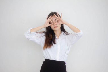 Taylandlı yetişkin kadın çalışan beyaz gömleğin portresi.