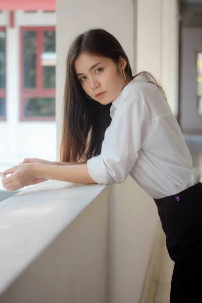 Tailandês China Adulto Escritório Menina Camisa Branca Relaxar Sorrir — Fotografia de Stock