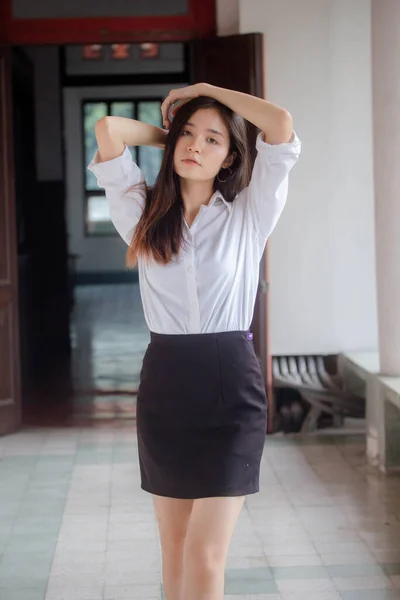 タイ中国大人オフィスの女の子白いシャツリラックスして笑顔 — ストック写真