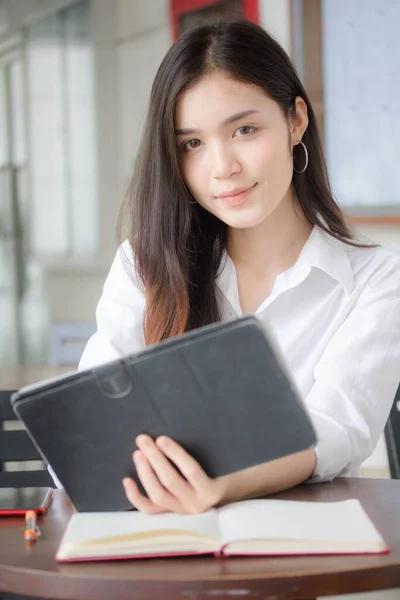 Retrato Tailandés Estudiante Adulto Universidad Uniforme Hermosa Chica Usando Tableta —  Fotos de Stock