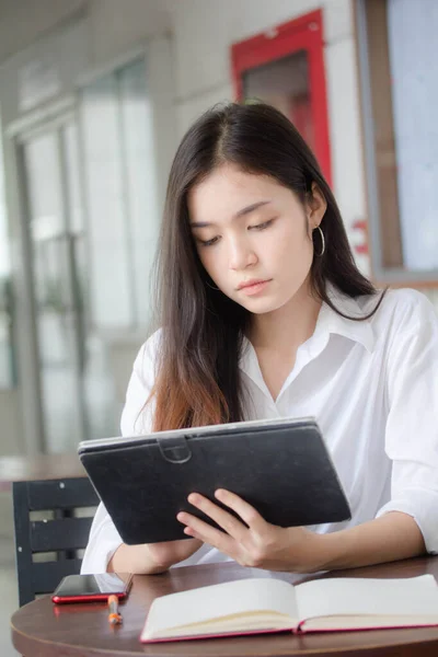 타이성 대학생이 태블릿을 사용하여 아름다운 제복을 소녀의 — 스톡 사진