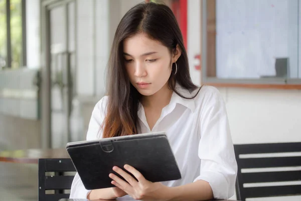 Retrato Tailandés Estudiante Adulto Universidad Uniforme Hermosa Chica Usando Tableta — Foto de Stock