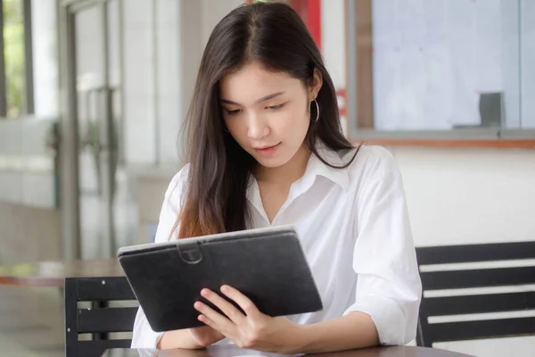 Retrato Tailandés Estudiante Adulto Universidad Uniforme Hermosa Chica Usando Tableta — Foto de Stock