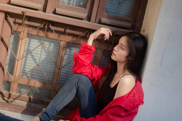 Asia Thai Teen Manteau Rouge Sur Mode Rue — Photo